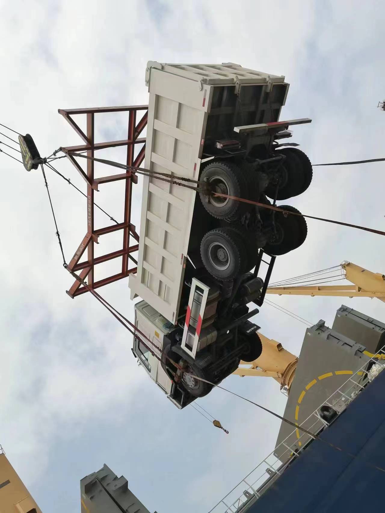 SINOTRUK HOWO 6*4 DUMPAR ÄR REDO FÖR SÄNDNING