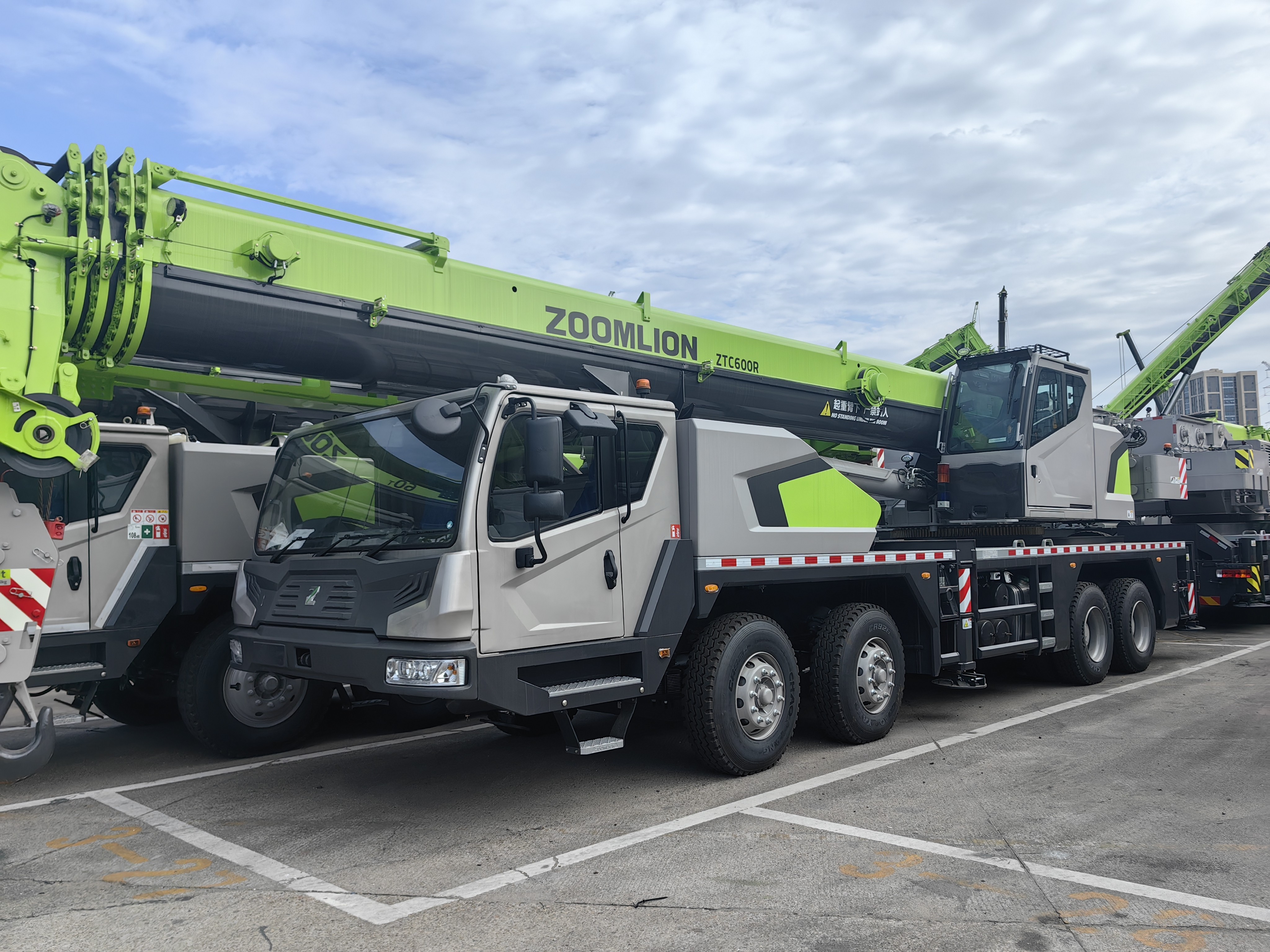 En enhet 60T Truck Crane är klar för leverans
