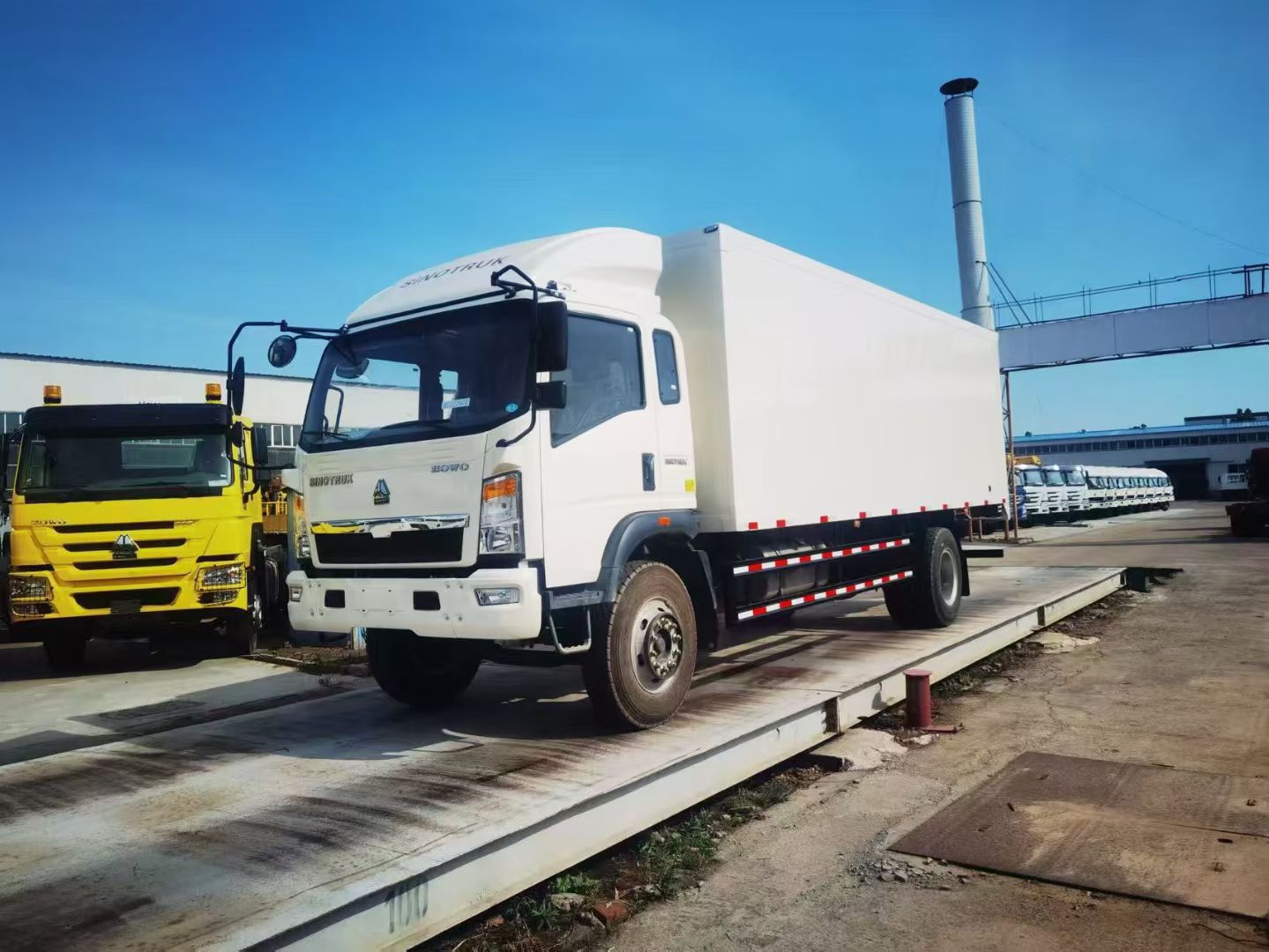 Sinotruk Howo 4x2 vanbox kargobil